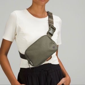 Everywhere Belt Bag Carob Brown/Black (Army Green)